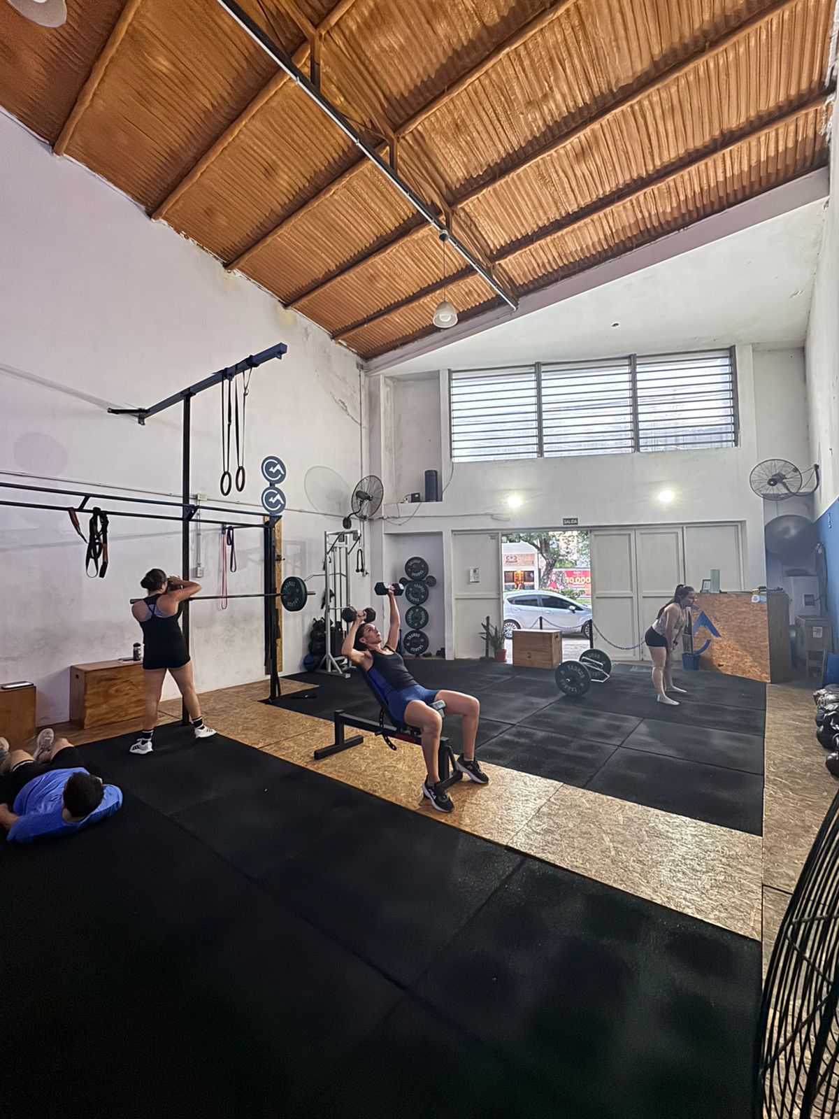 Imagen de la propiedad  VENTA AMPLIO LOCAL / GALPÓN